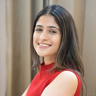 Kamya | Yoga Teacher