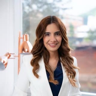Dra Camila Novoa